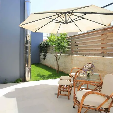 Elpida, Villa